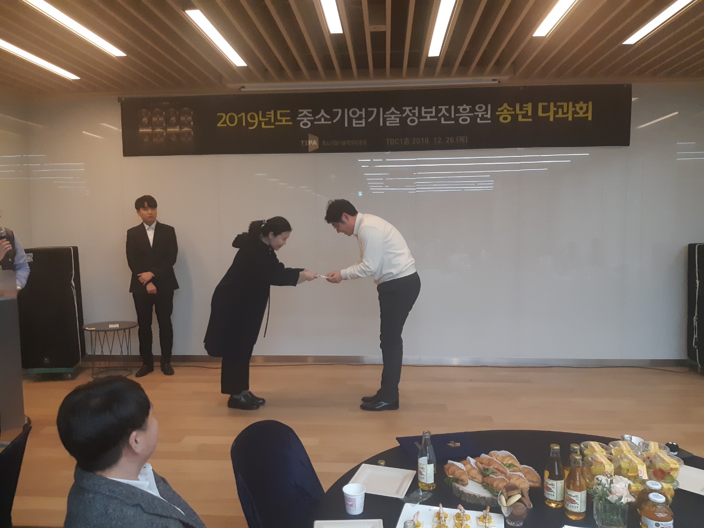 ○ ‘19년 행동강령 이행 및 청렴활동 실적이 우수한 개인 및 부서에 대한 포상,내 용 : 청렴활동 최우수 개인에 대하여 기관장 포상 및 우수 부서 부상,일 시 : 2019.12.26. TBC 1층